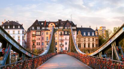 Eiserner Steg, el puente de hierro de Fráncfort, repleto de candados.