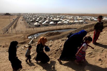 Un grupo de desplazados de la ciudad de Mosul pasa junto al campo de desplazados de Deepaka, al noroeste de Erbil, Irak.