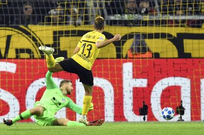 El defensa del Borussia, Raphael Guerreiro, marca el cuarto gol del partido.