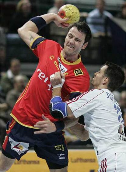 Iker Romero supera el acoso de Juricek