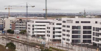 Grúas en las obras de construcción de bloques de vivienda nueva en el PAU Arroyo del Fresno de Madrid.