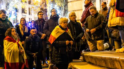 Varias personas rezan el rosario por la unidad católica de España en la parroquia del Inmaculado Corazón de María, en la calle Ferraz, en paralelo a las protestas contra la ley de amnistía junto a la sede del PSOE.