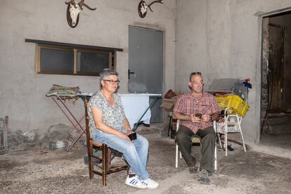 Ana Lacosta, alcaldesa de Bernués, junto a su marido Luis Manuel Lasala, en la cochera de su casa.