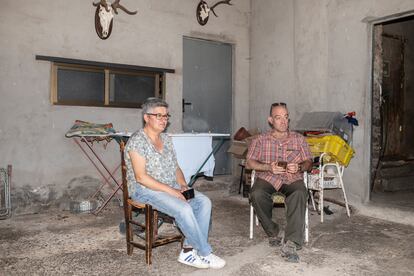 Ana Lacosta, alcaldesa de Bernués, junto a su marido Luis Manuel Lasala, en la cochera de su casa.


