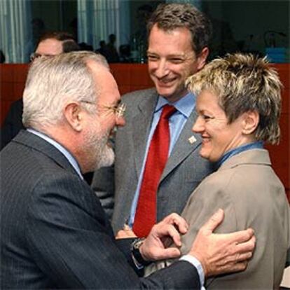 Arias Cañete (izquierda), durante una reunión en Bruselas.