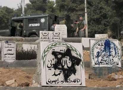 Graffitis de los colonos judíos en un cementerio palestino.