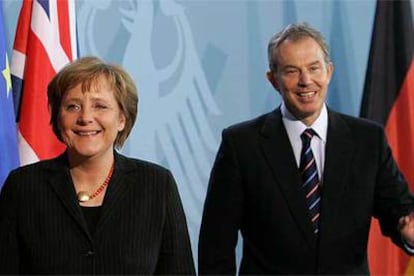 El primer ministro británico, Tony Blair, y la canciller alemana, Angela Merkel, tras su reunión en Berlín.