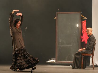 Eva Yerbabuena y Juan Kruz durante el estreno mundial del espectáculo 'Re-fracción (Desde mis ojos)', de la Compañía Eva Yerbabuena este sábado en el Teatro de La Maestranza , con el que se inaugura la XXII Bienal de Flamenco de Sevilla.