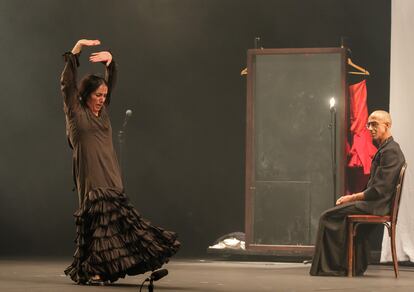 Eva Yerbabuena y Juan Kruz durante el estreno mundial del espectáculo 'Re-fracción (Desde mis ojos)', de la Compañía Eva Yerbabuena este sábado en el Teatro de La Maestranza , con el que se inaugura la XXII Bienal de Flamenco de Sevilla.