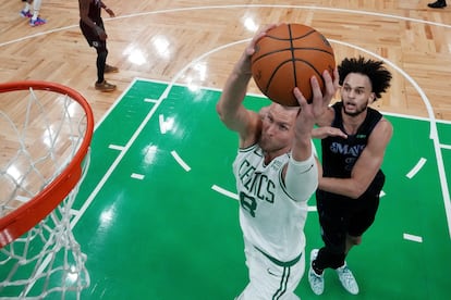 El pívot letón Kristaps Porziņģis, de los Celtics de Boston, justo antes de hacer un mate contra los Dallas Mavericks este jueves.