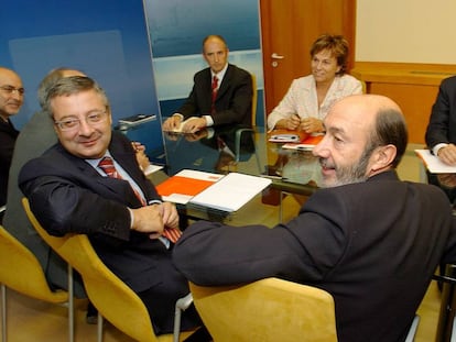 Alfredo Pérez Rubalcaba, frente al actual lehendakari Íñigo Urkullu (derecha), en una reunión parlamentaria en 2005.