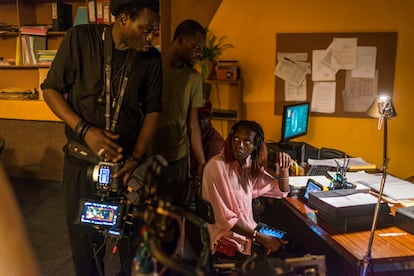 Un actor y un técnico, durante el rodaje de la serie 'Pax Africana', en junio de 2023 en Dakar.