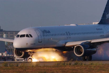 La rueda delantera del avión arde al poco de aterrizar.