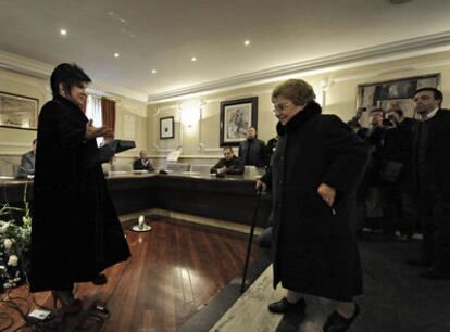 La alcaldesa de Lasarte, Ana Urchueguía (PSE), recibe en el Salón de Plenos a Jesusa Ibarrola para entregarle la placa-recuerdo.