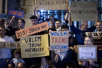 El movimiento Back on Track organiza una pijamada frente a la Estación de França para reivendicar la activación de trenes nocturnos que conecten Barcelona con Europa y el resto de España.