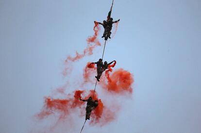 Comandos de la Marina de la India durante un ensayo previo a las celebraciones del Día de la Marina en Mumbai (India), el 3 de diciembre de 2018.