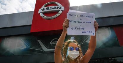 Trabajadores de Nissan protestan ante el concesionario de la marca en Granollers.