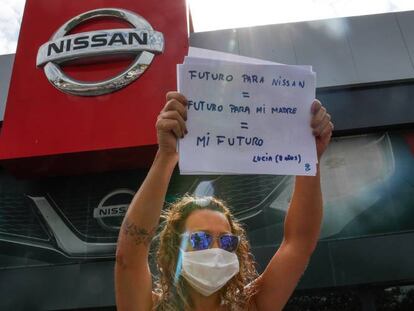 Trabajadores de Nissan protestan ante el concesionario de la marca en Granollers.