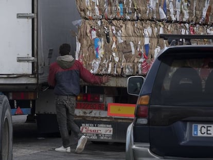 El menor momentos antes del atropello, en el puerto de Ceuta.