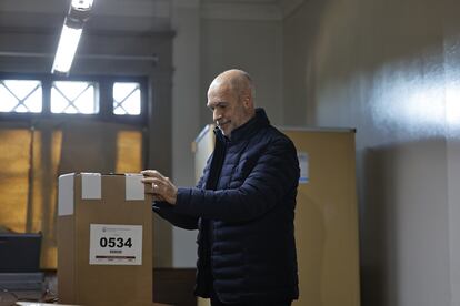 Horacio Rodríguez Larreta, precandidato presidencial de la coalición opositora Juntos por el Cambio, vota en un colegio electoral en Buenos Aires.