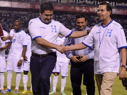 El presidente de Honduras, Juan Hernández le da la mano al exmandatario Rafael Callejas en marzo de 2014.