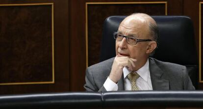 El ministro de Hacienda, Cristóbal Montoro, esta mañana en el Congreso de los Diputados.