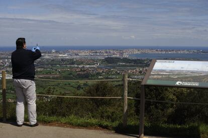 Uno de los avales del parque, cuenta Bernardo Colsa como responsable de Cantur, la empresa que lo administra, es su oferta de ocio variado. El público puede elegir varios espacios o miradores como el que permite apreciar nítidamente la bahía de Santander. “Si la gente se lo toma en serio, no habrá ningún riesgo de contacto”, explica Colsa.