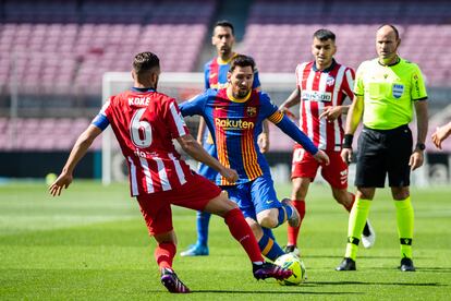 Koke y Messi pugnan por un balón en el Barça-Atlético.
