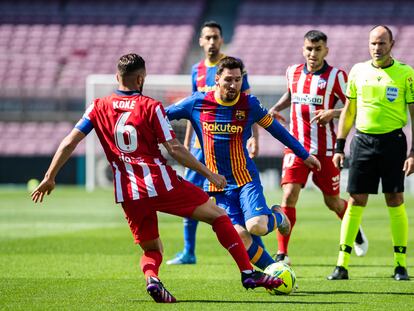 Koke y Messi pugnan por un balón en el Barça-Atlético.