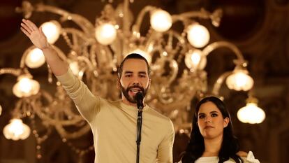 El presidente salvadoreño, Nayib Bukele, y su esposa, Gabriela Rodríguez, la noche del domingo en el balcón presidencial.