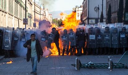 La marcha en conmemoración por la matanza de Tlatelolo del 2 de octubre de 1968 ha acabado este viernes con disturbios de un pequeño grupo de manifestantes.