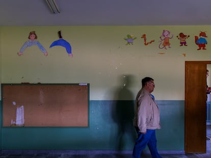 Un vecino, dentro del colegio de Quintana del Marco (León), cerrado por falta de niños.