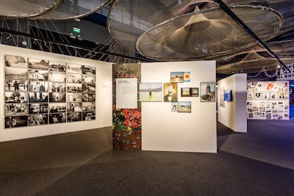 Vista de la exposición 'Miradas que atraviesan', en el pabellón de España en la Feria Internacional del Libro de Bogotá.