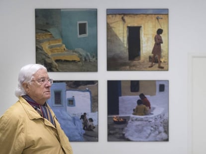 El fot&oacute;grafo Carlos P&eacute;rez Siquier ante fotos suyas expuestas en el Centro P&eacute;rez Siquier.