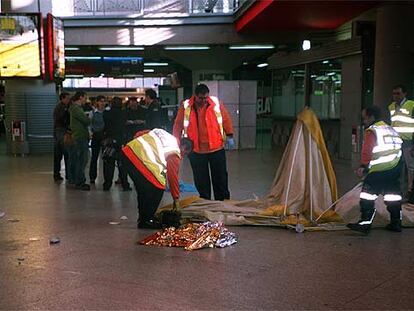 Sanitarios del Samur y vigilantes de Atocha, en el vestíbulo de la estación de Cercanías, donde murió Antonio Mena.