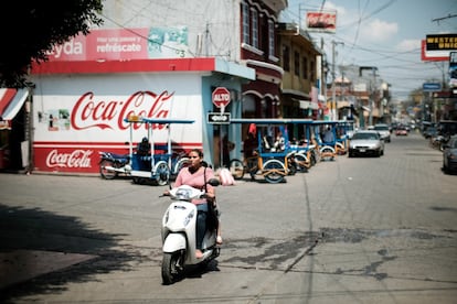 La ciudad de Tecún Umán, frontera con Chiapas. Es habitual ver a migrantes deambular por la ciudad fronteriza esperando el momento para cruzar la frontera. Les espera un viaje que dura entre 15 días y un mes.