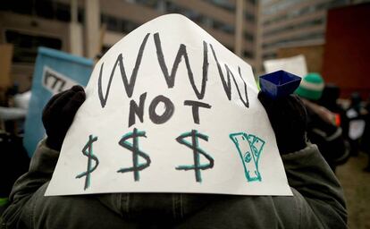 Manifestantes protestam, em Washington, contra o fim da neutralidade da internet nos Estados Unidos.
