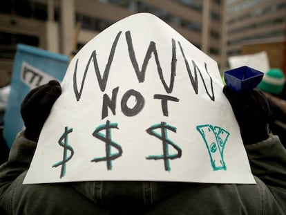 Manifestantes protestam, em Washington, contra o fim da neutralidade da internet nos Estados Unidos. 