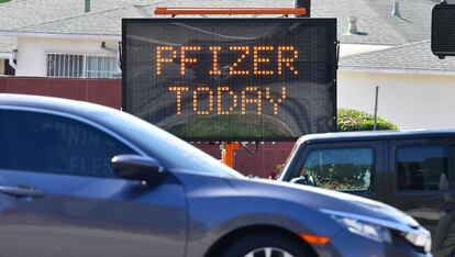 Pfizer en Los Ángeles mientras los autos pasan