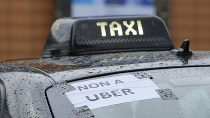 Cartel contra Uber en una protesta de los taxistas de Bruselas, a principios de marzo.
