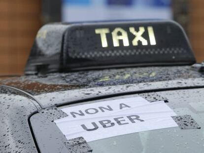 Cartel contra Uber en una protesta de los taxistas de Bruselas, a principios de marzo.