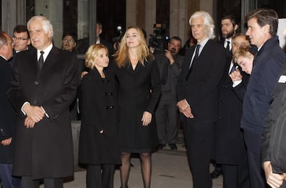 Algunos de los hijos y nietos de la duquesa de Alba esperando la llegada de los Reyes.