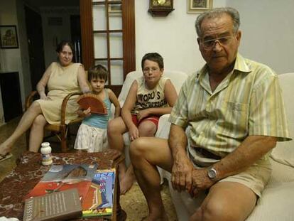 Cuatro de los ocho miembros de la familia Ripoll afectados por la salmonela se recuperan en su casa de Valencia.