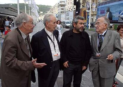 De izquierda a derecha, Gervasio Puerta, Miguel Núñez, Manuel Palacios y Santiago Carrillo, a la salida de la presentación en el Festival de Cine de San Sebastián del documental <i>Rejas en la memoria,</i> dirigido por Palacios y en el que intervienen Puerta, Núñez y Carrillo.