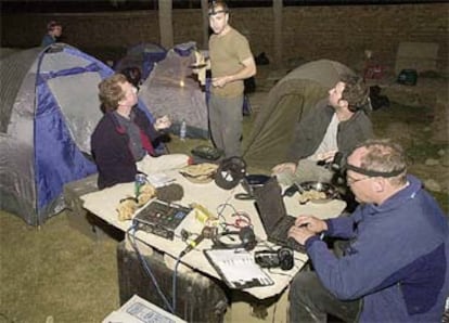 Periodistas en la localidad paquistaní de Spin Boldak, en la frontera con Afganistán, en noviembre de 2001.