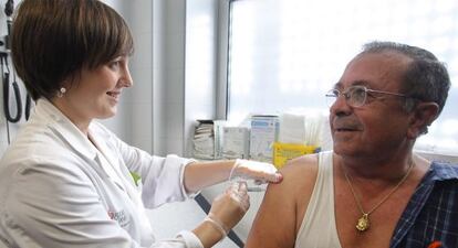 Un hombre es vacunado contra la gripe en Valencia.