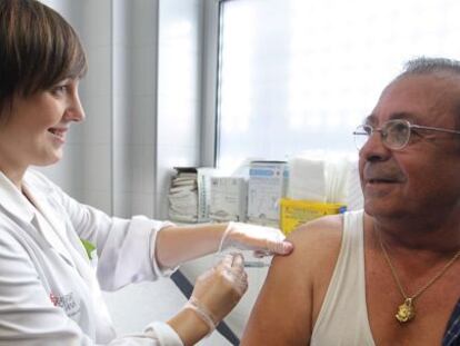 Un hombre es vacunado contra la gripe en Valencia.