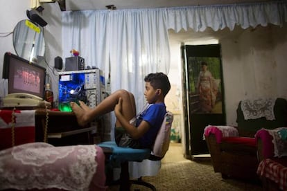 Un ni&ntilde;o mira la televisi&oacute;n en La Habana. 