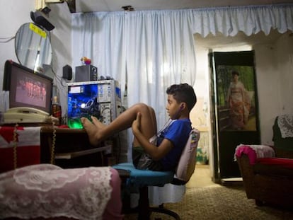 Criança vê TV em Havana.