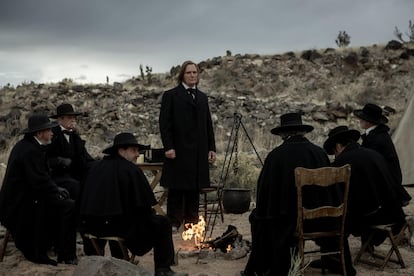 Kim Coates, de pie, en el papel de Brigham Young, en 'Érase una vez el Oeste'.